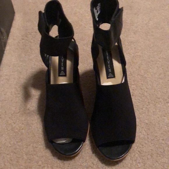 Elegant Black Women's Heels - Picture 2 of 3